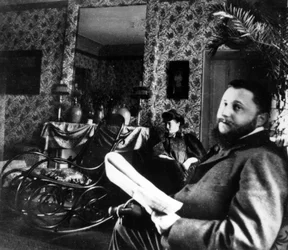 1899年頃、パリのサンフロランタン通りにあるアパートの応接室にいるタディナタンソンと彼の妻ミシアゴデブスカ